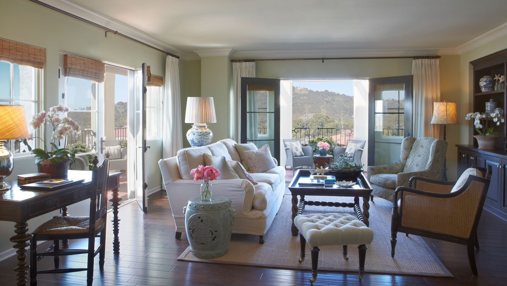 King bedded guest room with four poster bed